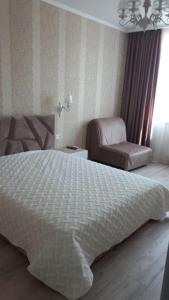 敖德萨Apartments Lutsdorf的卧室配有白色的床和椅子