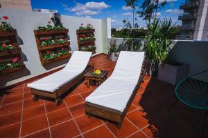 布宜诺斯艾利斯Shoshana Hotel Boutique的阳台的天井配有两张床