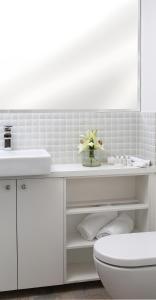 墨尔本Studio 8 - Penthouse的白色的浴室设有水槽和卫生间。