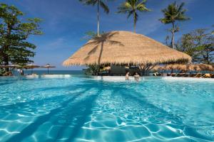 蔻立Eden Beach Khaolak Resort and Spa A Lopesan Collection Hotel - SHA Extra Plus的一个带稻草伞和水中人度假游泳池