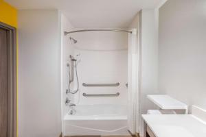 La Quinta by Wyndham Dallas Duncanville的一间浴室