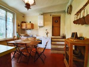 Bed & Breakfast Chambres d'hôtes COTTAGE BELLEVUE的厨房或小厨房