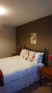 约克Victoria Cloisters Apartments的一间卧室配有带白色床单和枕头的床。