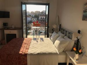迈索尼尤利西斯酒店的一间卧室设有一张床,享有阳台的景色