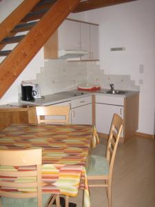 拉松迪索帕拉加尔尼－努马尔霍夫公寓的一间厨房,里面配有桌椅