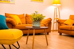 Yellow apartment in Avlabari的休息区