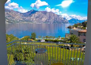 马尔切西内拉马佐加达酒店的阳台享有湖泊和山脉的景致。
