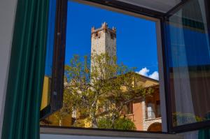 马尔切西内拉马佐加达酒店的享有大楼和塔楼景致的窗户