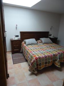 AdrallApartament luxe Rural Adrall -La Seu d'Urgell-Andorra的一间卧室配有床,床上装有被子