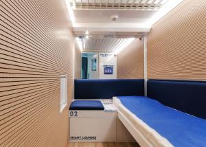 贝加莫Resting Pods - ZzzleepandGo BGH Bergamo Hospital的小房间设有床和长凳