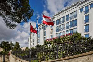地拉那罗格纳地拉那酒店的前面有两面旗帜的酒店