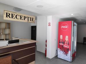 卡库拉塔Hostel Caliman的办公室里装有标志的古柯拉冰箱