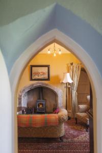 CastletownrocheAnne's Grove Miniature Castle的客厅设有壁炉和沙发。