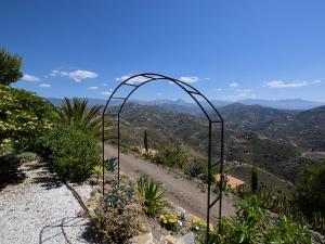 赛阿隆加Belvilla by OYO Casa Iris的山丘上的金属拱门,享有美景