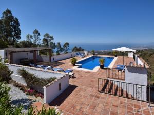 赛阿隆加Belvilla by OYO Casa Iris的别墅 - 带游泳池,享有海景