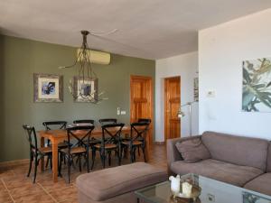 赛阿隆加Belvilla by OYO Casa Iris的客厅配有沙发和桌椅