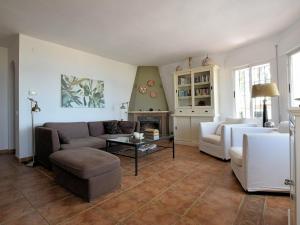 赛阿隆加Belvilla by OYO Casa Iris的客厅配有沙发和桌子
