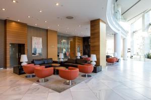 瓦伦西亚斯考特而索罗拉宫酒店的大楼内一个带沙发和椅子的大堂