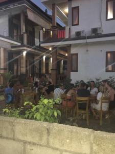 蓝梦岛Bima Homestay Lembongan的一群人坐在餐厅外面