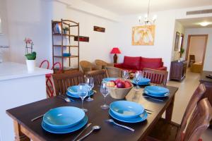 珀特萨普拉亚Sea You Apartamentos Valencia Port Saplaya的一张带蓝盘和酒杯的餐桌