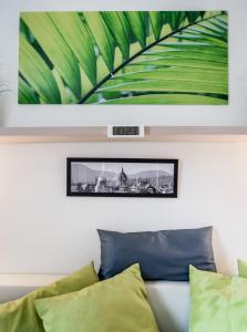 布达佩斯BpR Green Paradise Apartment的客厅配有沙发和墙上的绘画