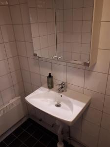 布勒萨普Stuga Bra Nock的浴室设有白色水槽和镜子