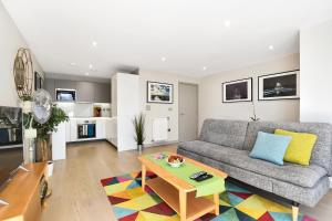 伦敦Esquire Apartments Ealing的客厅配有沙发和桌子