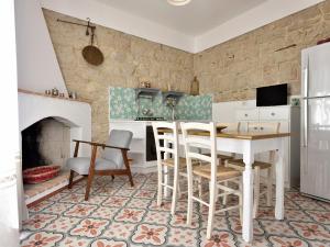 包内伊亚纳斯别墅的厨房配有桌椅和壁炉。