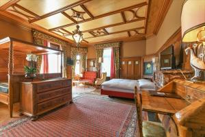 沙夫豪森公园别墅酒店的一间卧室配有一张床和一张书桌