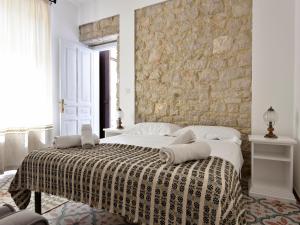 包内伊亚纳斯别墅的一间卧室配有一张石墙床