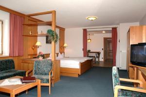 海德米赫莱Hotel Märchenwald的酒店客房,配有床和电视