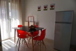 Seaside family Apartment in Paralia Dionisiou的厨房或小厨房