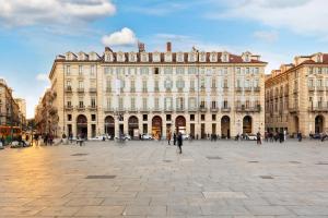 都灵Corte Realdi Luxury Rooms Torino的城市广场,有建筑,人们在周围散步