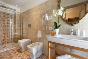都灵Corte Realdi Luxury Rooms Torino的一间带水槽、卫生间和镜子的浴室