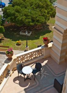 圣凯撒利亚温泉拉法耶拉别墅酒店的享有带桌椅的天井的顶部景致。
