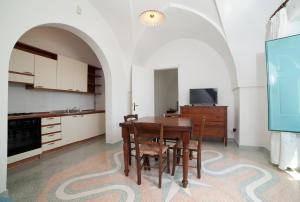圣凯撒利亚温泉拉法耶拉别墅酒店的一间厨房,内设一张木桌和椅子
