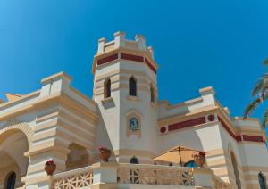 圣凯撒利亚温泉拉法耶拉别墅酒店的一座白色的大建筑,设有钟楼