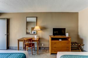 阿米莉亚岛阿米莉亚岛 - 海滨汽车旅馆的酒店客房配有书桌和带电视的桌子。