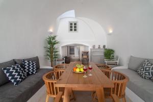 梅萨雷亚Radiant Santorini的客厅配有带一碗水果的木桌