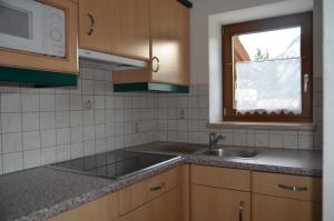 洛伊塔施Pension Pichler的厨房设有水槽和窗户。