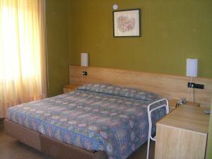 米兰诺酒店客房内的一张或多张床位