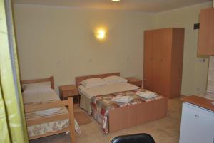 大格拉迪什泰Prenoćište Leona的小房间设有两张床和橱柜