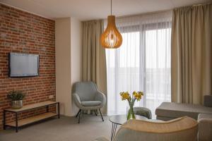 德科赫泽鲁斯特公寓酒店的客厅配有沙发和椅子