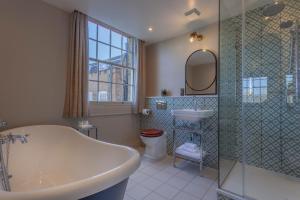 泰晤士河畔里士满里士满山酒店的带浴缸、水槽和镜子的浴室