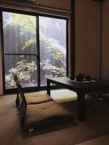 京都FUUTEI Japanese-style lodge的客厅设有桌子和大窗户