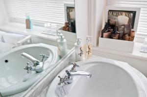 海斯廷斯莱恩敦斯住宿加早餐旅馆的白色的浴室设有水槽和镜子