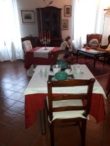 维托里奥·威尼托时代住宿加早餐旅馆的用餐室配有桌椅和蜡烛