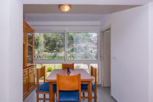 圣苏珊娜HomeHolidaysRentals Vall III的一间带桌椅和窗户的用餐室