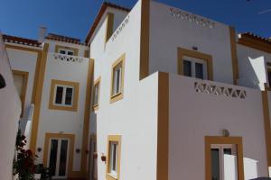 米尔芳提斯城Guest House - Duna Parque Group的一排棕色装饰的白色房屋