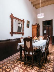 利马Samanai Wasi Hostel的一间带桌椅和镜子的用餐室
